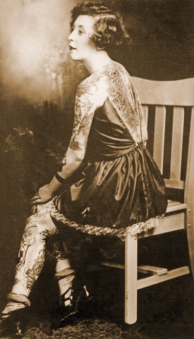 Porträt einer tätowierten Frau, ca. 1895 (Sepia-Foto) von Unknown